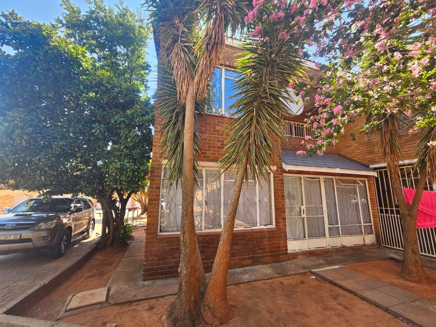 To Let 2 Bedroom Property for Rent in Adamayview North West